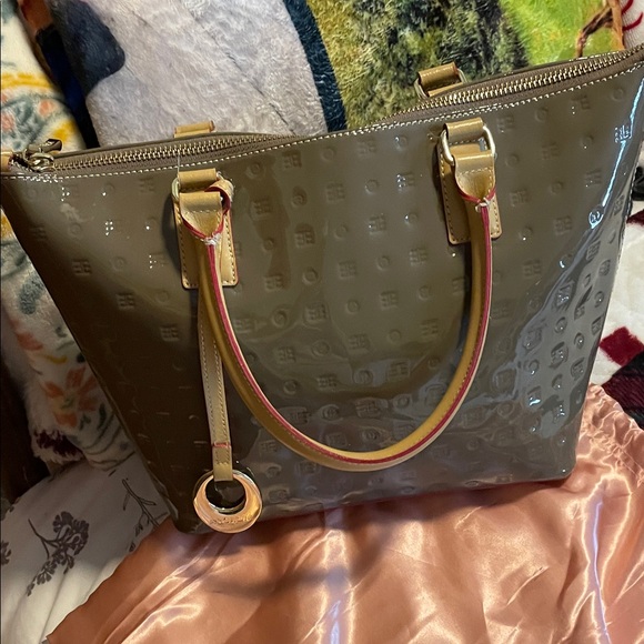 Elegant Green Patent Leather Handbag - Picture 8 of 8